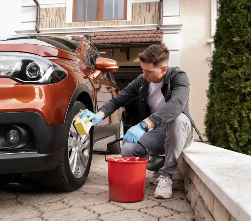 Lavage auto à domicile Saint-Cyr-des-Gâts : professionnel intervenant sur un véhicule